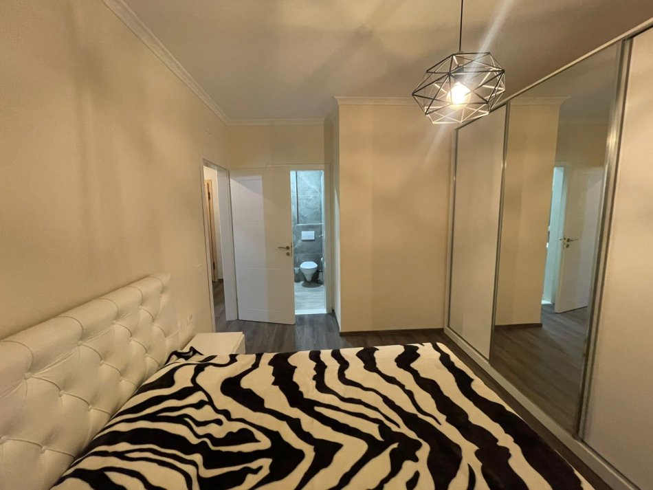 Tirane, jepet me qera apartament 2+1 Kati 3, 90 m² 400 € (Fresk)