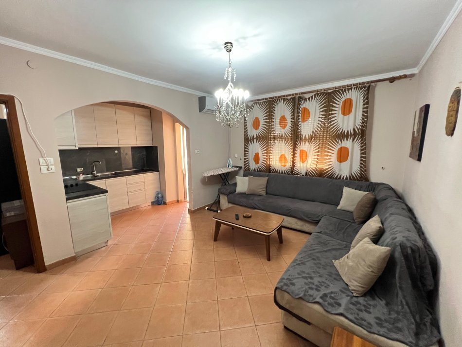 Tirane, jepet me qera apartament 1+1 Kati 5, 56 m² 350 € (xhamllik)