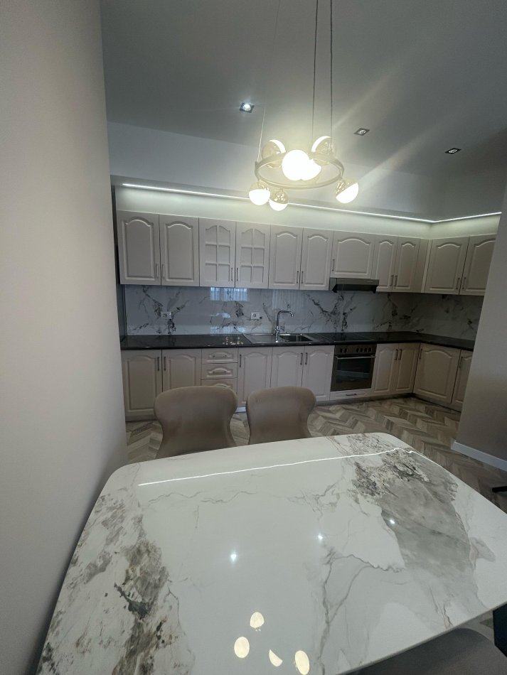 Tirane, jepet me qera apartament 2+1 Kati 7, 120 m² 1.200 € (qender)