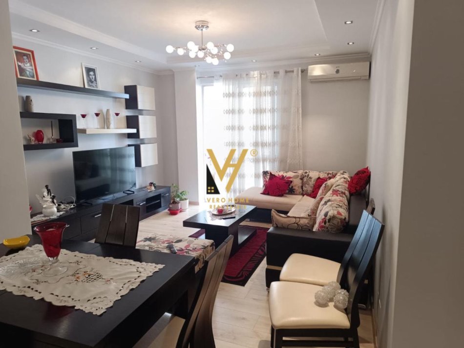 Tirane, jepet me qera apartament 2+1+Ballkon Kati 3, 110 m² 750 € (KODRA E DIELLIT)
