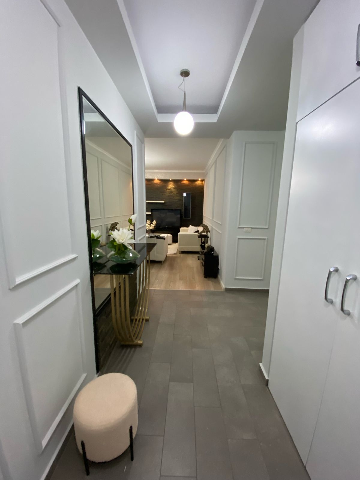 Apartament 2+1+2+Post Parkmi per Qera, Rruga e Kavajes, Tirane.