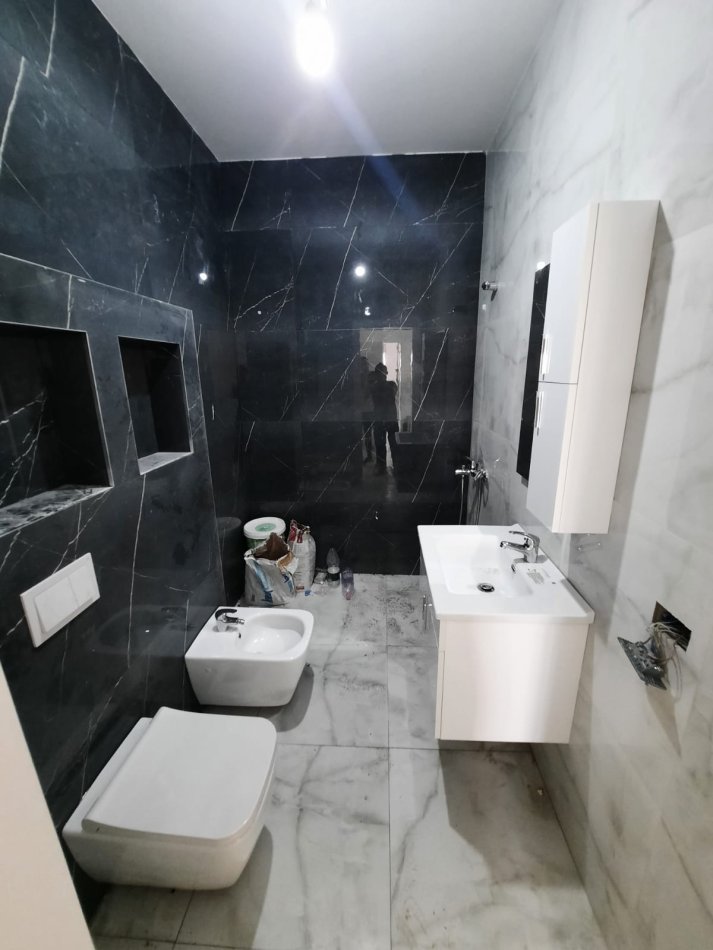 Tirane, jepet me qera apartament 2+1+Ballkon Kati 2, 102 m² 600 € (Liqeni i Thate)