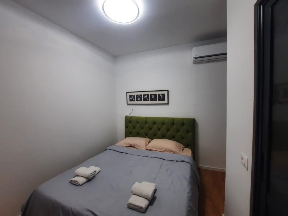 Tirane, jepet me qera apartament duplex 3+1 Kati 1, 160 m² 1.100 € (selvia)