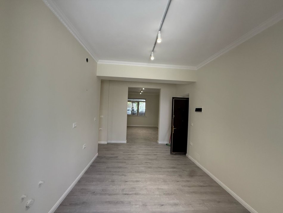 Tirane, jepet me qera ambjent biznesi Kati 0, 80 m² 1.500 € 