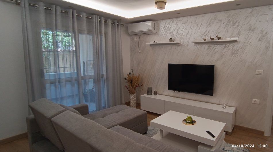 Tirane, jepet me qera apartament 2+1 Kati 1, 75 m² 750 € (Sheshi Skenderbej)