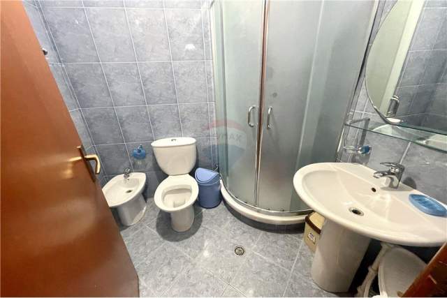 Tirane, jepet me qera apartament 1+1 Kati 7, 75 m² 420 Euro (Bulevardi zogu i pare)