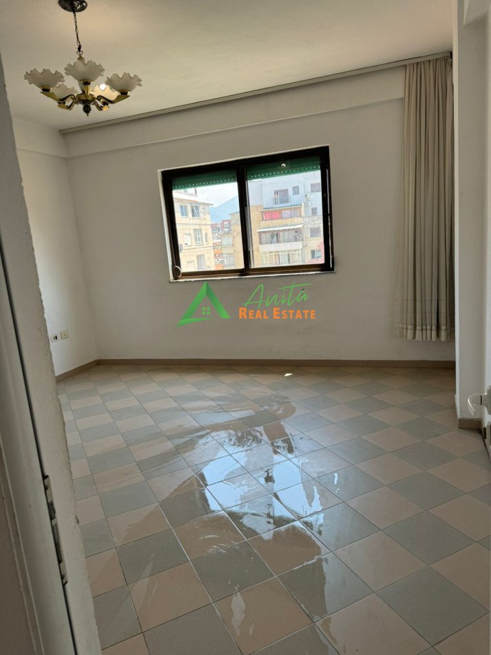 Tirane, shitet apartament 2+1+Ballkon Kati 5, 115 m² 115.000 € (Laprak)