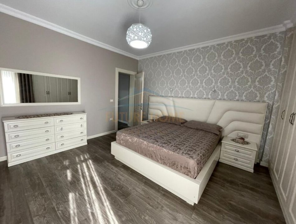 Tirane, jepet me qera apartament 3+1 Kati 2, 150 m² 600 € (Fresk)