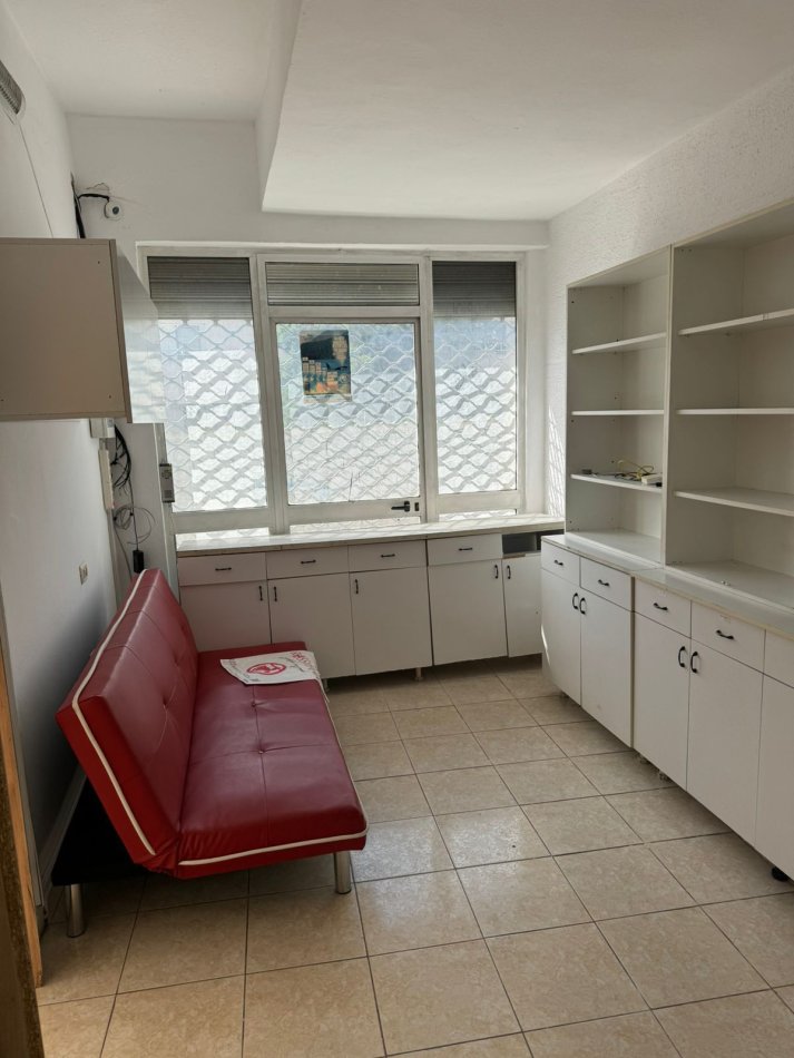 Tirane, jepet me qera ambjent biznesi Kati 1, 40 m² 800 € (Rruga Dibres)