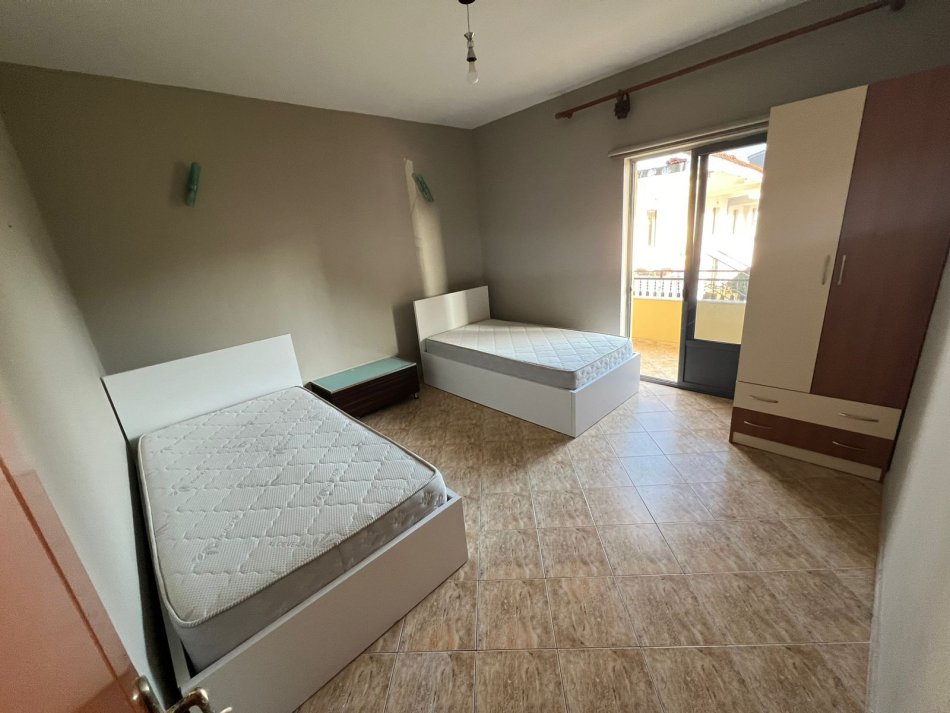 Tirane, jepet me qera apartament 3+1 Kati 2, 700 m² 700 € (Yzberisht)