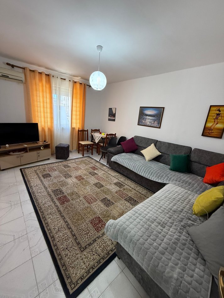 Tirane, jepet me qera apartament 2+1 Kati 5, 85 m² 450 € (ish parku i autobuzave)