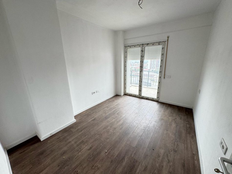 Tirane, jepet me qera apartament 2+1 Kati 6, 98 m² 400 € (ish dogana)