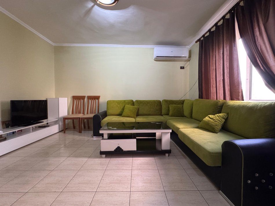 Tirane, jepet me qera apartament 1+1 Kati 5, 60 m² 500 € (Rr Grigor Heba)