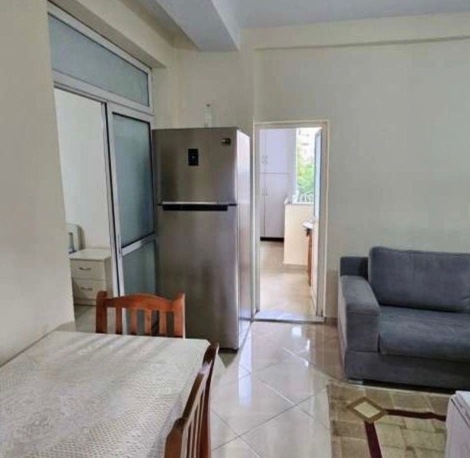 Tirane, jepet me qera apartament 1+1+Ballkon Kati 3, 50 m² 400 € (21 dhjetori prane ambulances)