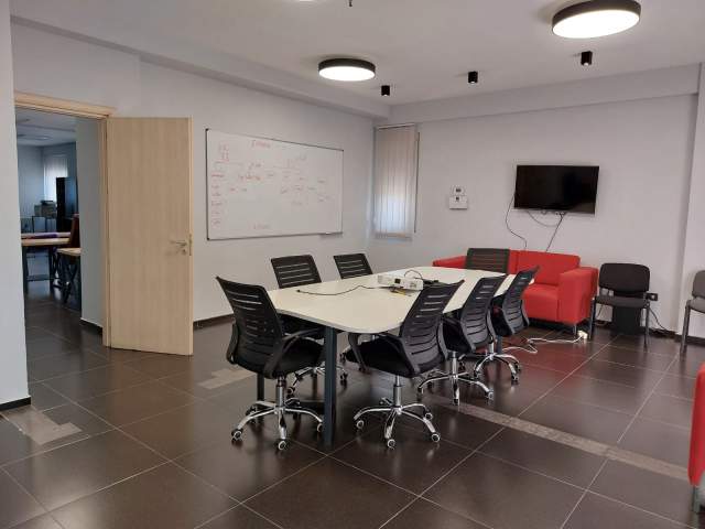 Tirane, jepet me qera zyre Kati 2, 120 m² 1.400 Euro (Bulevardi Gjergj Fishta)