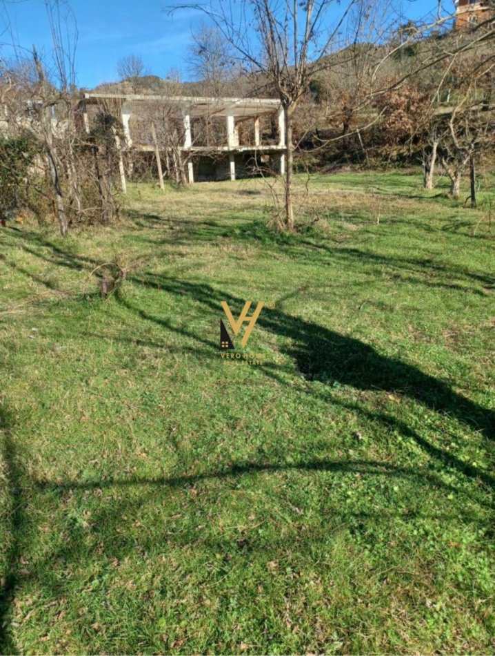 Tirane, shitet toke , 3.000 m² 60.000 € (VORE)