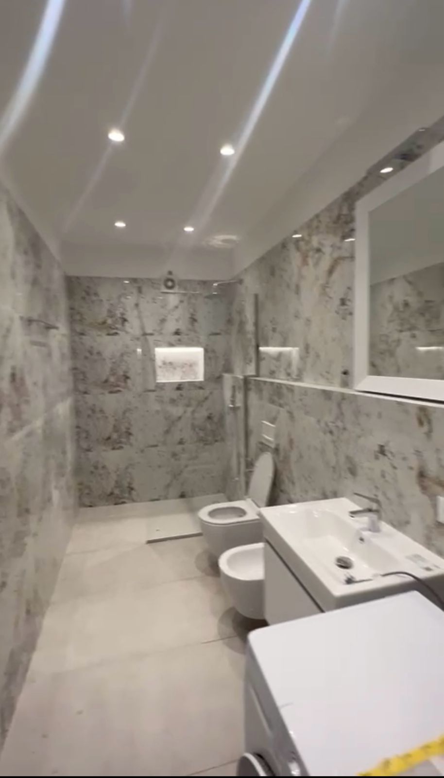 Tirane, QERA Apartament 2+1+2+(post parkim),Kati i 3,sip.120m2, 950 Euro (Kompleksi Olimpik,komuna e parisit)
