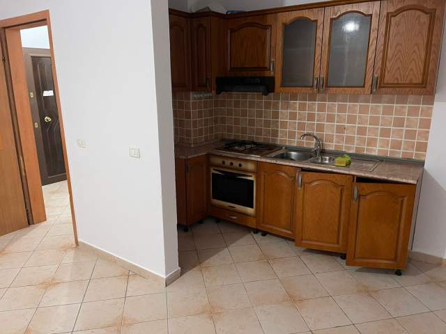 Tirane, jepet me qera ambjent biznesi Kati 3, 70 m² 30.000 Leke (Don Bosko)