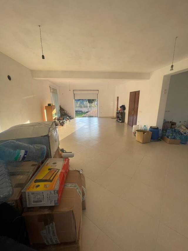 Tirane, jepet me qera magazine Kati 0, 107 m² 500 Euro (TEG)