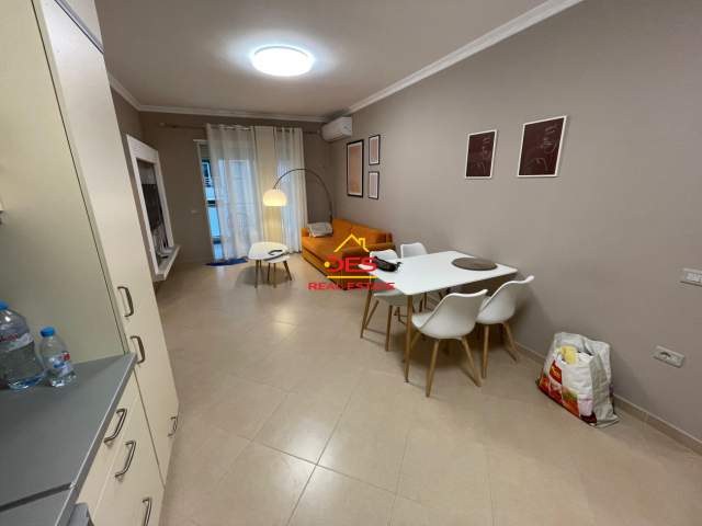 Vlore, jepet me qera apartament 2+1+BLK Kati 4, 110 m² 550 Euro (Rruga Murat Terbaci)