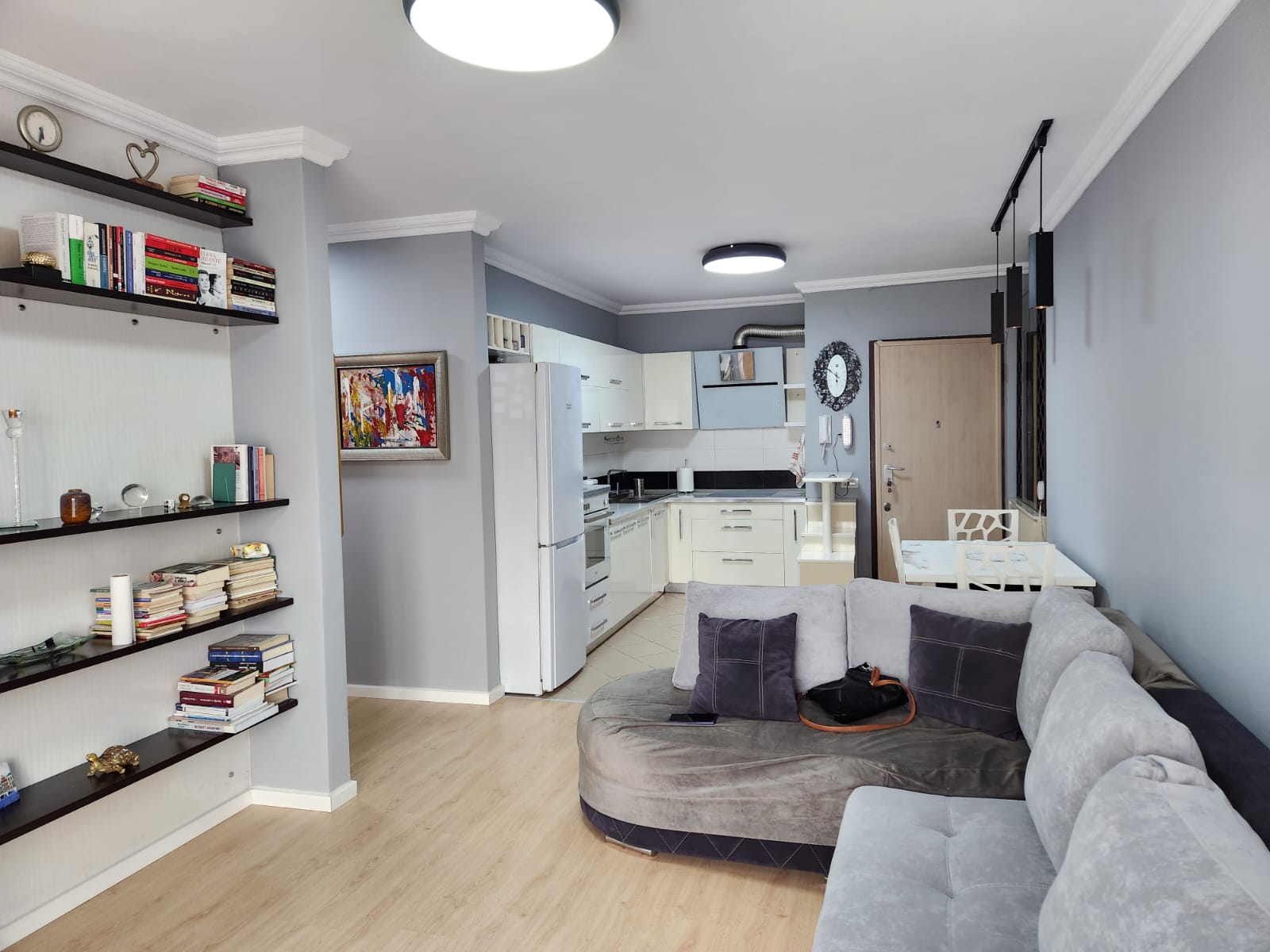 Apartament 2+1 për qera tek Kontakt 21. Tirane