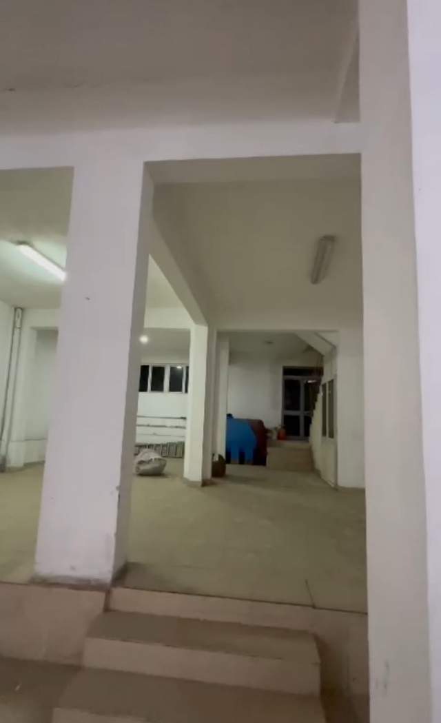 Tirane, jepet me qera magazine Kati 0, 380 m² 1.600 Euro (Ish Restorant Durresi)