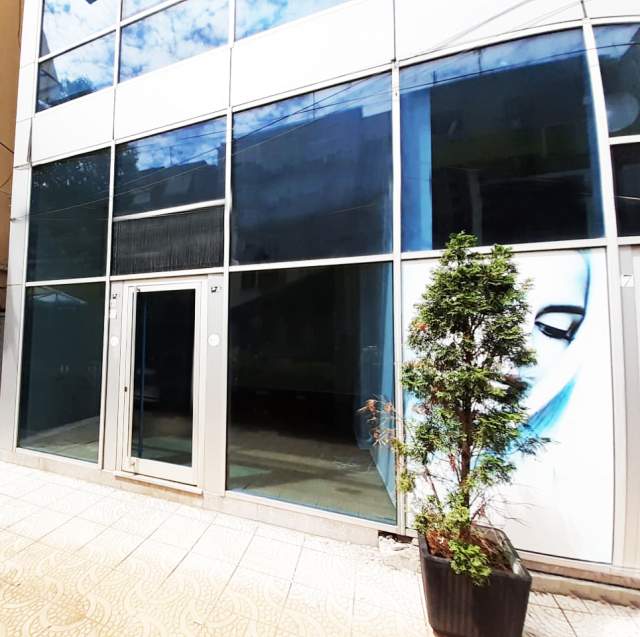 Tirane, jepet me qera ambjent biznesi 36 m² 46.000 Leke
