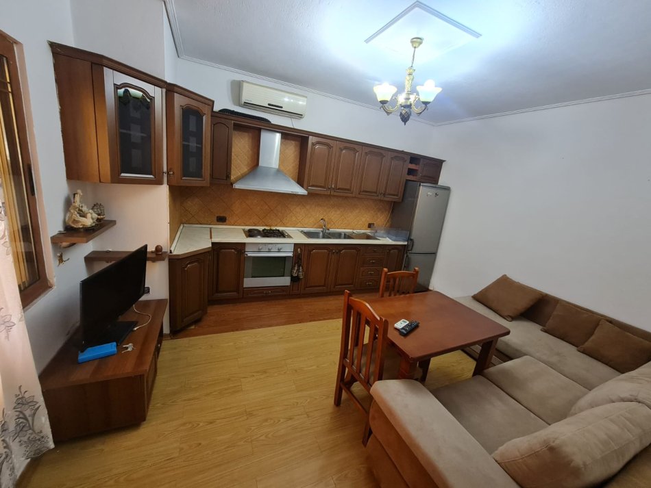 Tirane, jepet me qera apartament 1+1 Kati 2, 65 m² 390 € (QSUT)
