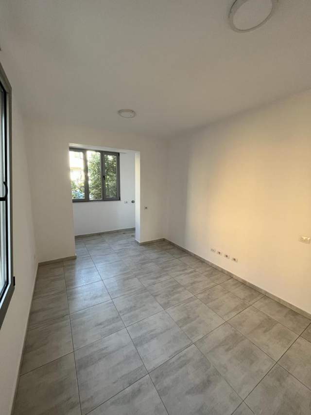 Tirane, jepet me qera ambjent biznesi Kati 2, 76 m² 400 Euro (Rruga e Dibres)