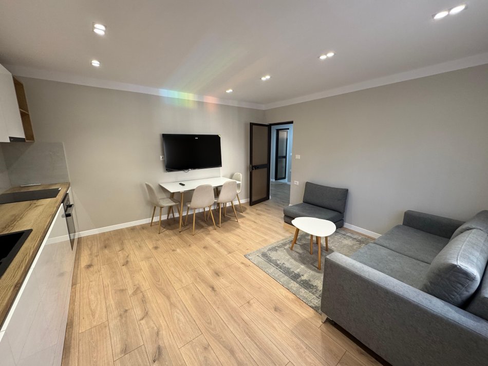 Tirane, jepet me qera apartament 1+1 Kati 2, 70 m² 600 € (rruga ismail qemali)