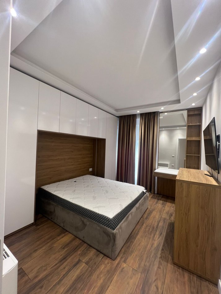 Tirane, jepet me qera apartament 2+1+2 Kati 5, 110 m² 900 € (Komuna e Parisit)