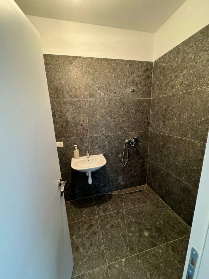 Tirane, jepet me qera apartament 2+1 Kati 4, 100 m² 600 € (Yzberisht)