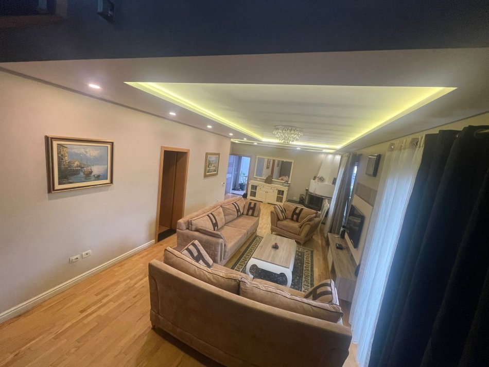 Tirane, jepet me qera Vile 3+1+Aneks+Ballkon Kati 1, 580 m² 1.000 € (rrtuga jordan misja)
