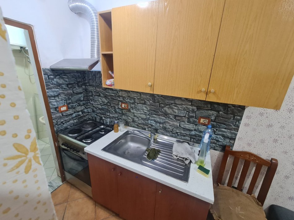 Tirane, jepet me qera apartament 1+1 Kati 1, 50 m² 330 € (QSUT)
