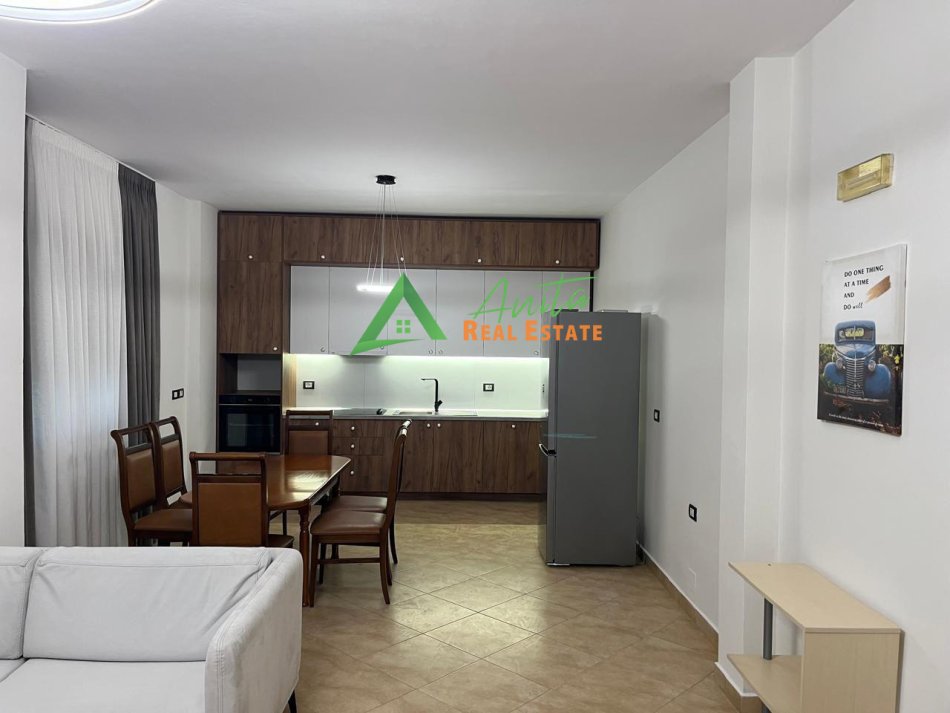 Tirane, jepet me qera apartament 2+1+Ballkon Kati 4, 118 m² (Rruga 5 Maji)