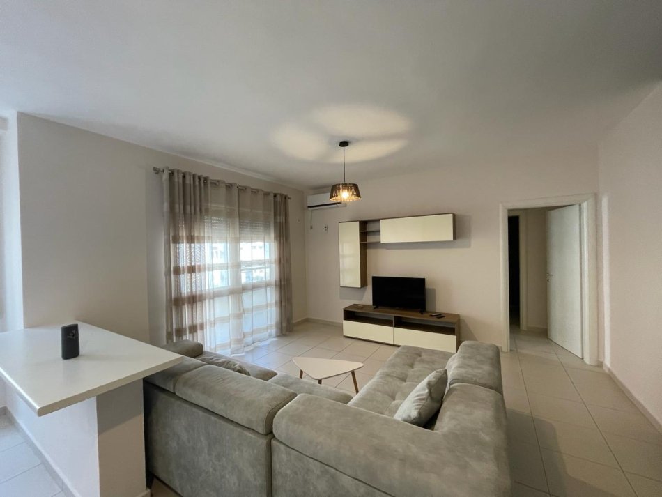 Durres, jepet me qera apartament 1+1, Kati 4, 65 m2 400 € (Rruga Portit Durres)