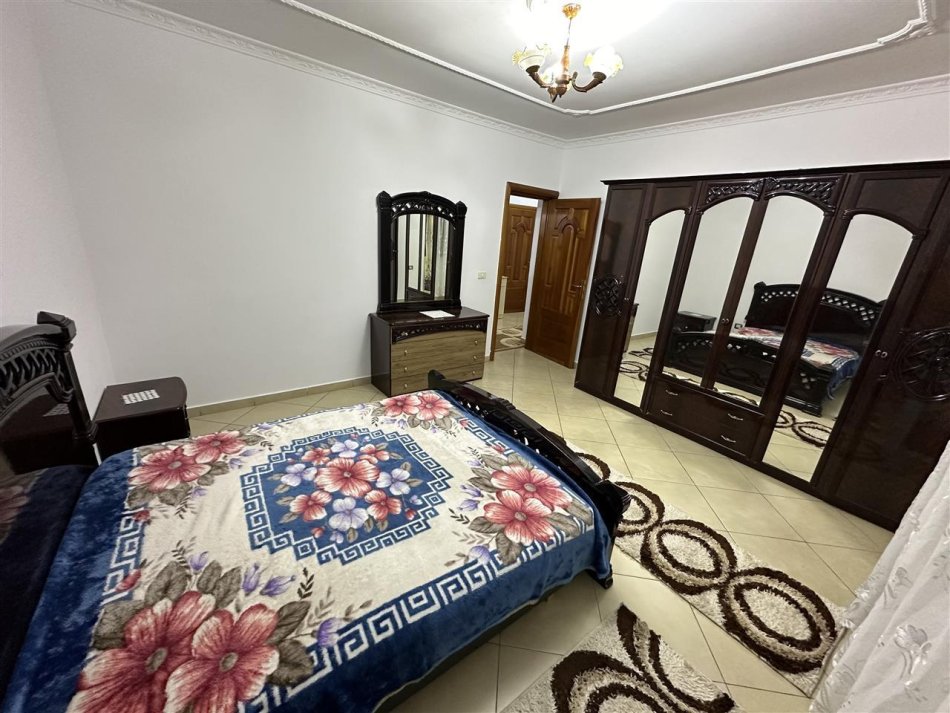 Tirane, jepet me qera apartament 2+1+Ballkon Kati 1, 140 m² 550 € (Rruga 5 maj)