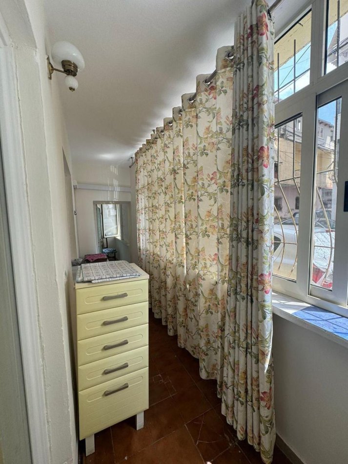 Tirane, jepet me qera apartament 1+1 Kati 1, 600 € (Gjik Kuqali)