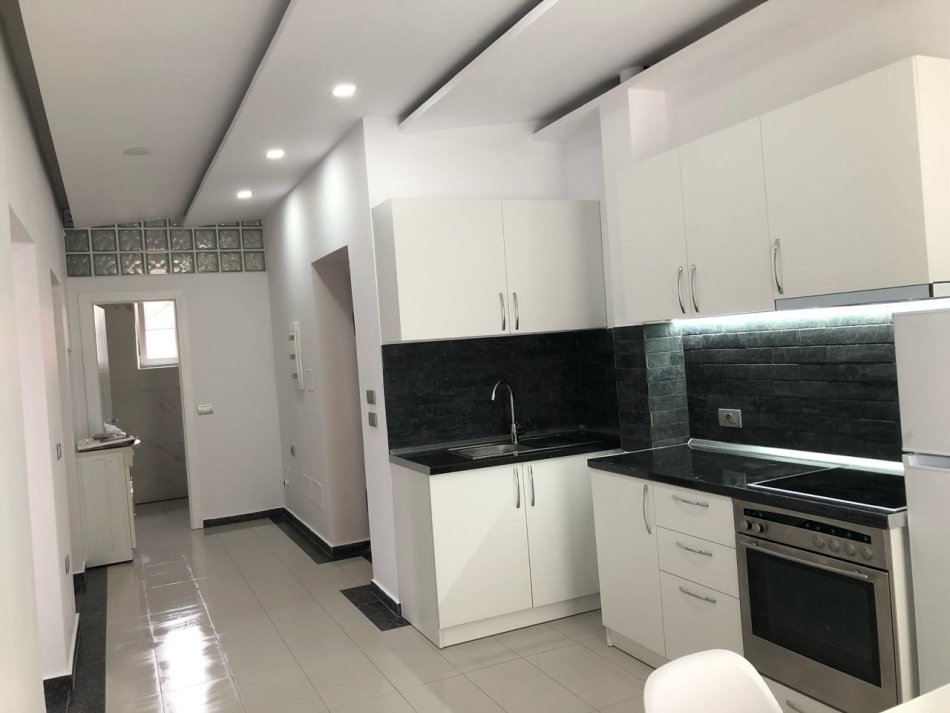 Tirane, jepet me qera apartament 2+1+Ballkon Kati 2, 65 m² 500 € (Ruga Bardhyl, Brryl)