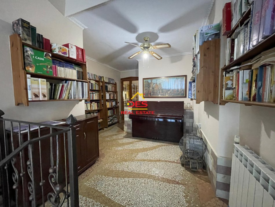 Vlore, shitet apartament+verande | Penthouse 3+1 Kati 9, 320 m² 335.000 € (Rruga Onufri)
