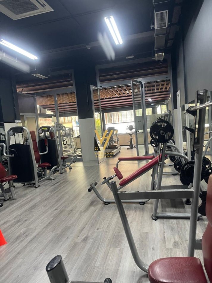 Tirane, shitet ambjent biznesi Kati 0, 380 m² 75.000 € (KOMUNA E PARISIT)