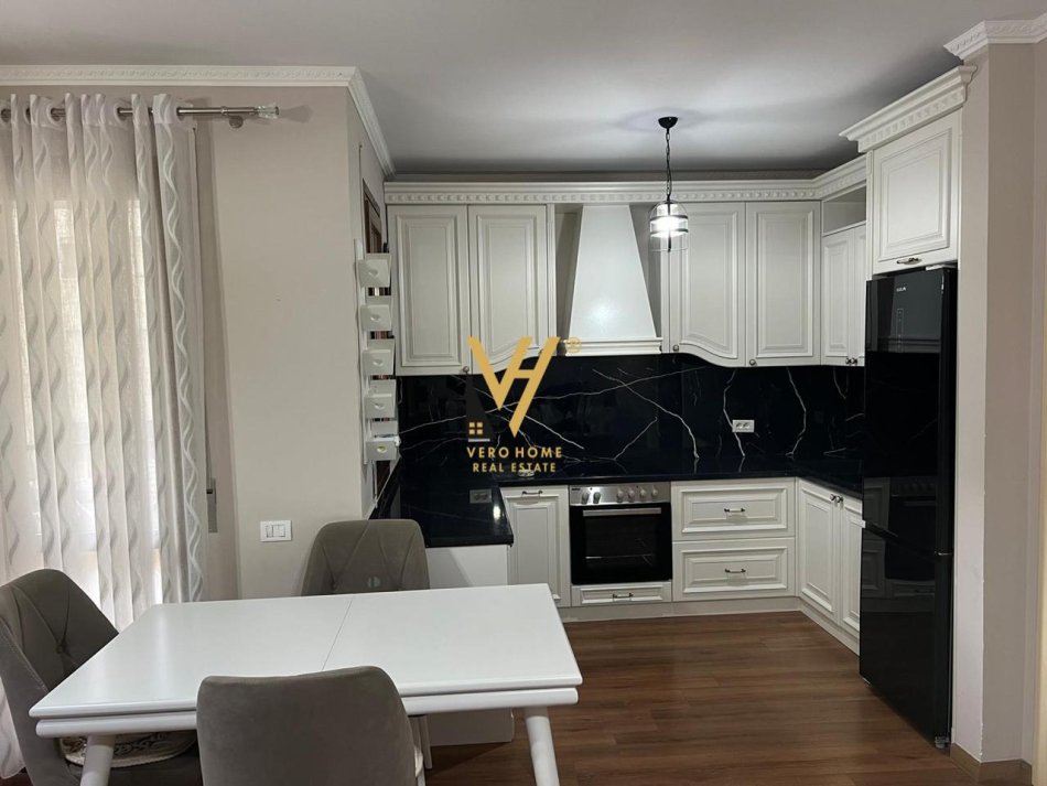 Tirane, jepet me qera apartament 2+1+Aneks+Ballkon Kati 2, 120 m² 700 € (KOPSHTI BOTANIK)