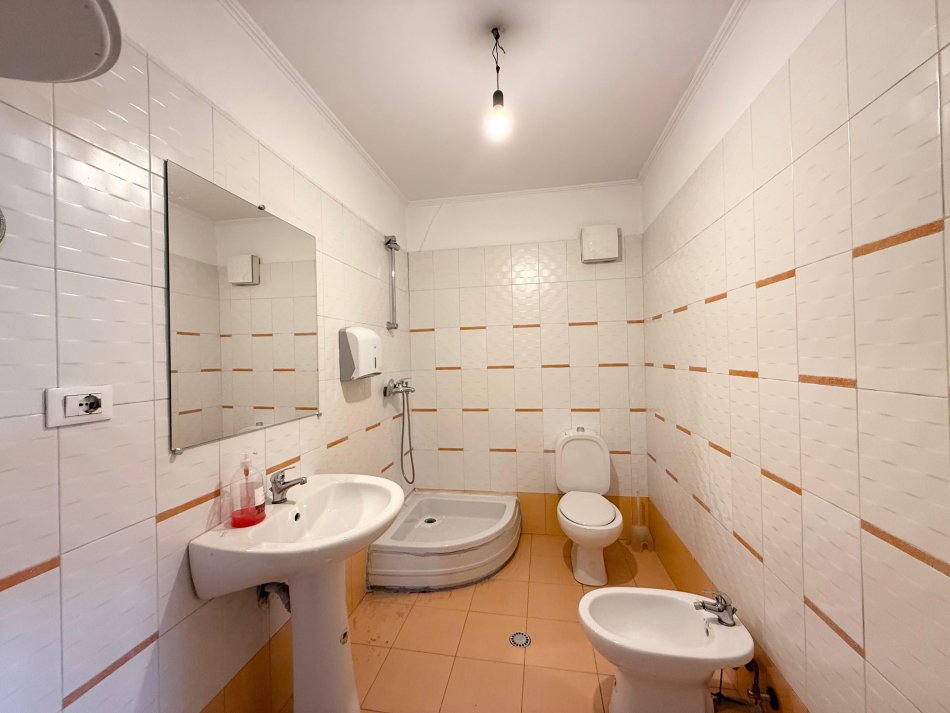 Tirane, jepet me qera zyre Kati 6, 116 m² 700 € (Zogu i Zi)