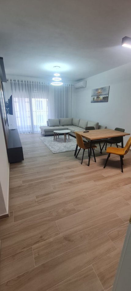 Tirane, jepet me qera apartament 2+1 Kati 4, 102 m² 650 € (XHAMLLIK)