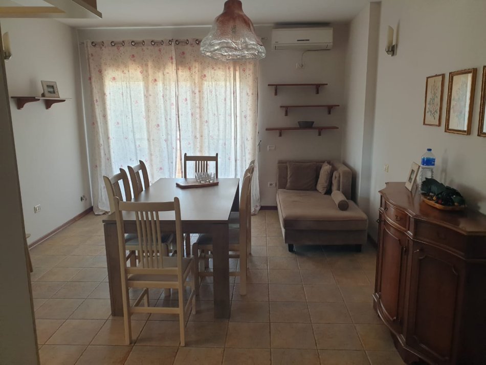 Tirane, jepet me qera apartament 3+1 Kati 6, 220 m² 1.500 € (Bllok)