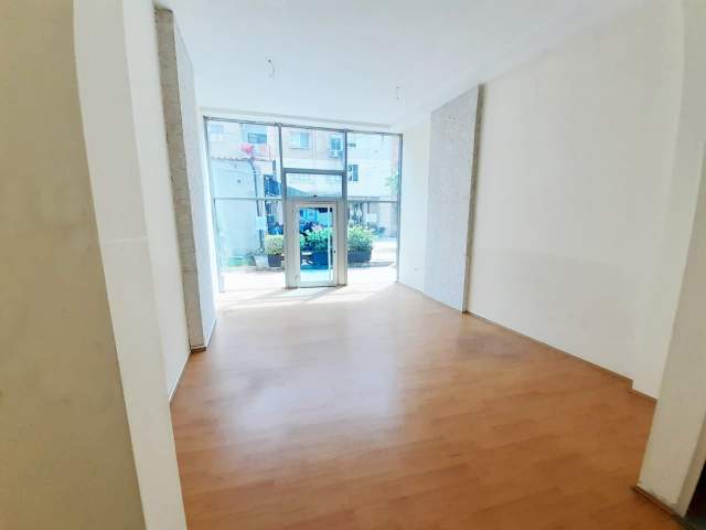 Tirane, jepet me qera ambjent biznesi 36 m² 46.000 Leke