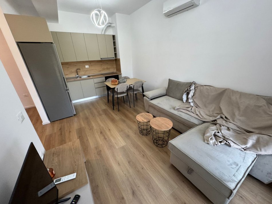 Tirane, jepet me qera apartament 1+1 Kati 7, 60 m² 400 € (ali demi)