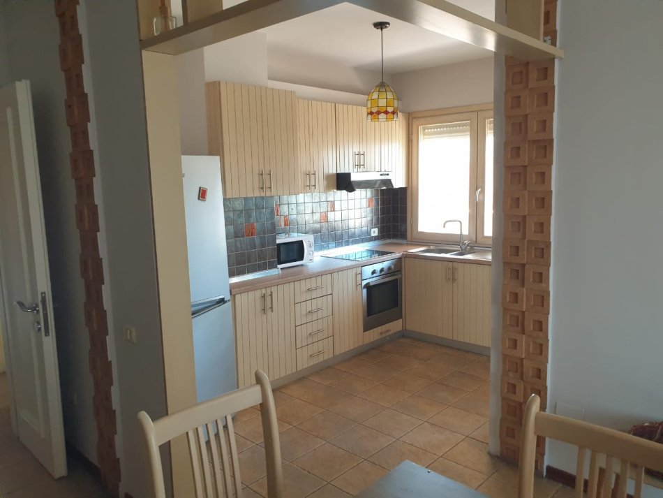Tirane, jepet me qera apartament 3+1 Kati 6, 220 m² 1.500 € (Bllok)