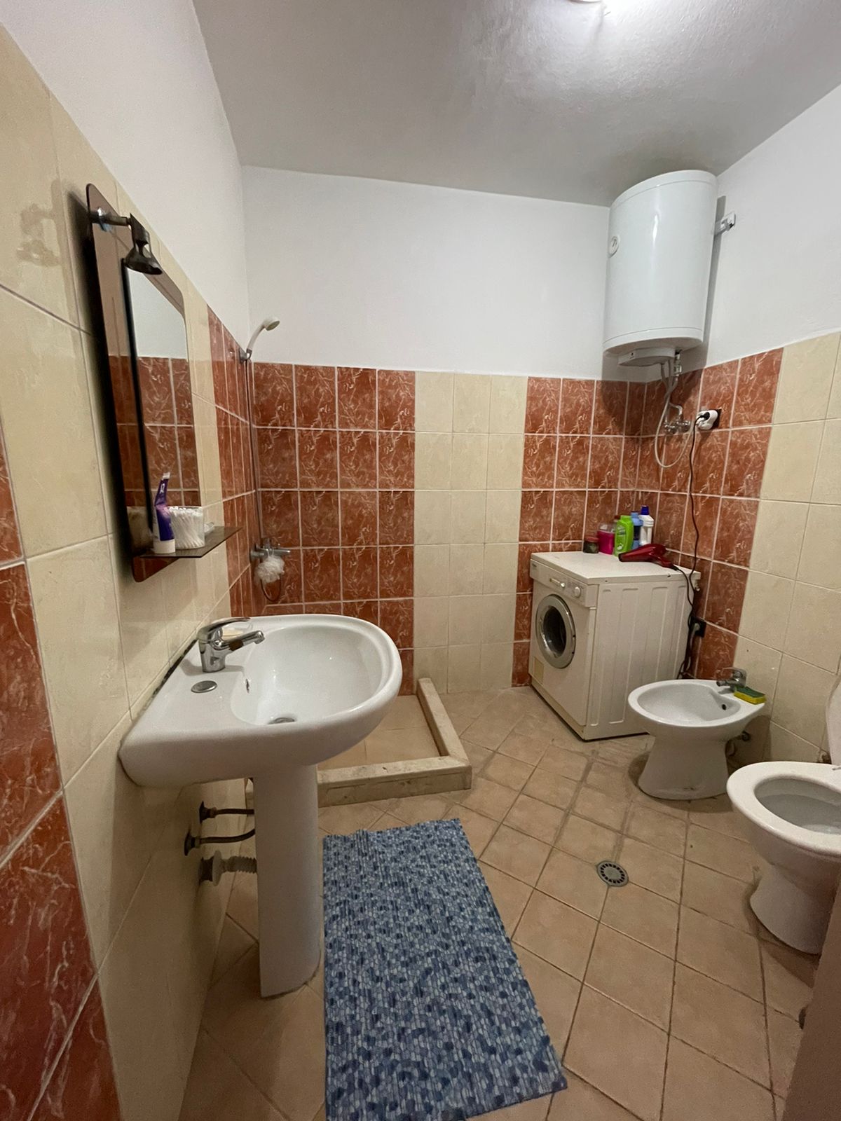 Jepet me qera apartament 1+1 Fresk , perballe restorant qesarake 35.000Leke te reja