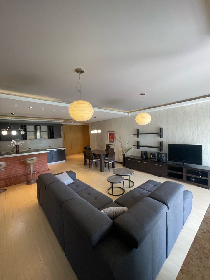 Tirane, jepet me qera apartament 3+1+Ballkon Kati 4, 143 m² 750 € (kodra e diellit)